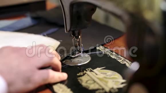 裁缝店里的慢镜头裁缝正在准备布上的最后一针视频的预览图