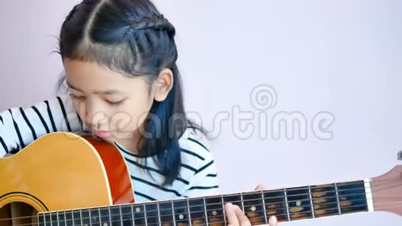 学弹吉他的亚洲女孩视频的预览图