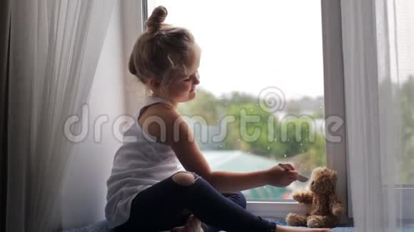 女孩坐着喂熊视频的预览图