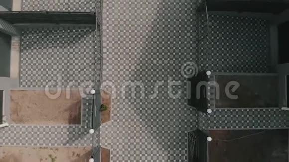 鸟瞰古典联排别墅复式视频的预览图