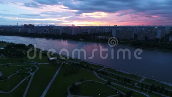 城市和河景在黄昏视频的预览图