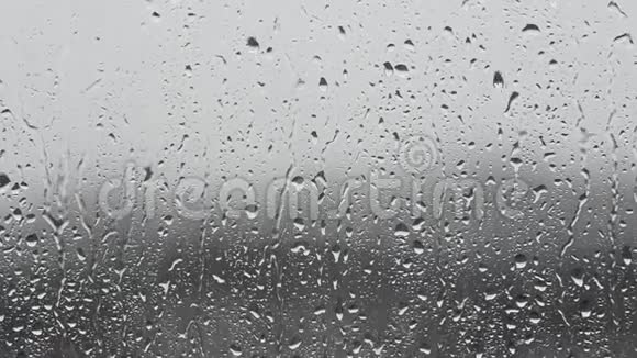 雨天雨滴滴在窗户玻璃上视频的预览图