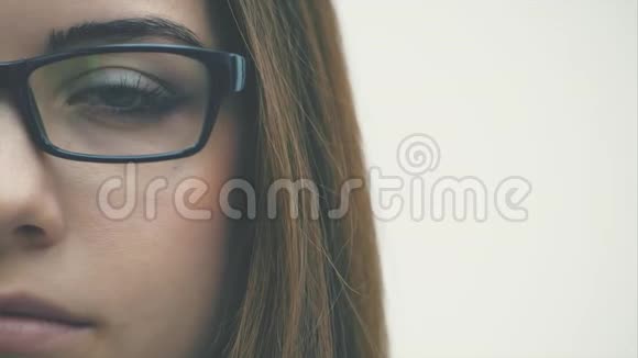 漂亮的年轻商务女性戴着蓝色眼镜一个漂亮女孩的眼睛特写干净的皮肤视频的预览图