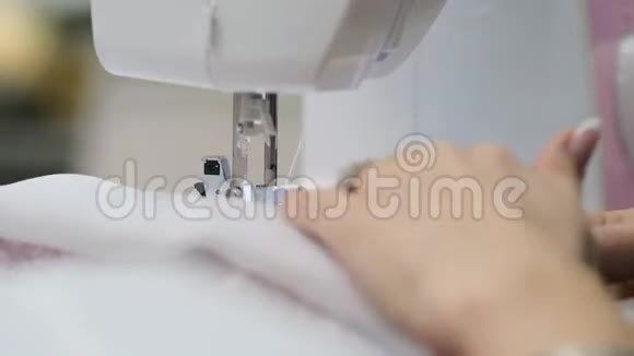 裁缝的手在机器后面视频的预览图