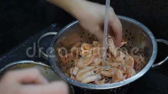 水槽洗虾的过程女人在家厨房洗虾家庭烹饪厨师煮虾健康食品概念F视频的预览图