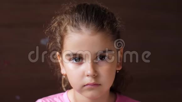 一个女孩带着一张悲伤的脸的肖像热切地微笑着没有牙齿的微笑以显示牙齿的缺失视频的预览图