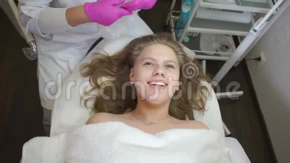 女孩带了一个医生美容师视频的预览图