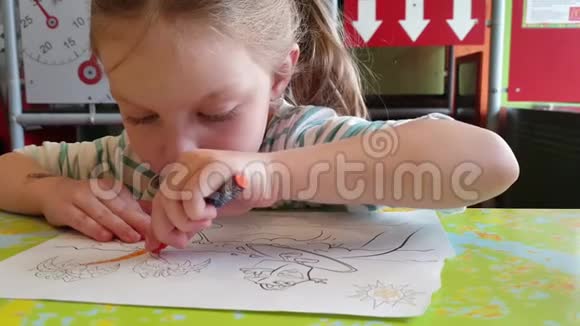 小女孩在快餐店里画铅笔视频的预览图