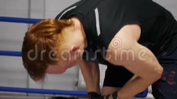 拳击手在训练前用手热身腿部按摩肌肉视频的预览图