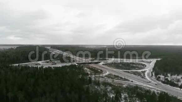 冬天的道路交叉口空中观景4K视频的预览图