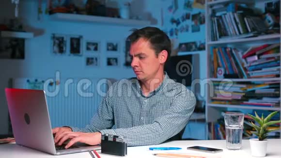在线学习摄影老师坐在桌子旁视频的预览图