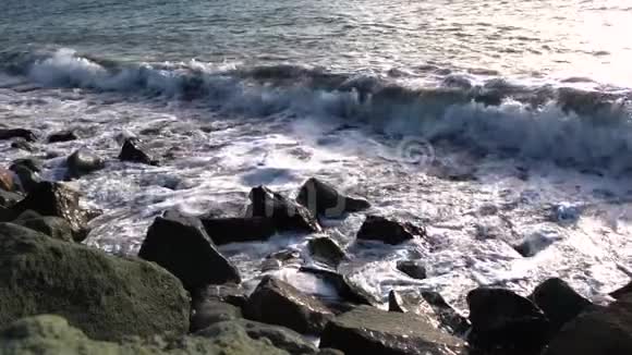 波在岩石海岸慢动作视频的预览图