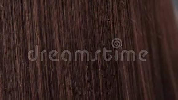 头发美丽健康长光滑流动棕色着色头发特写纹理视频的预览图
