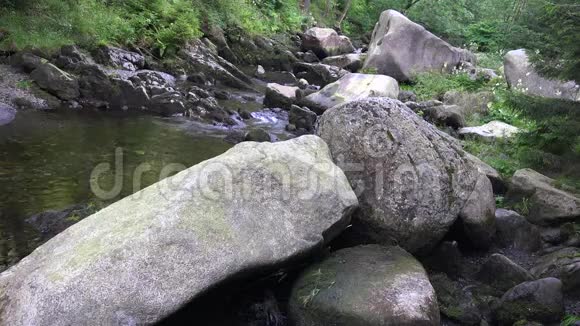 阳光明媚的德国哈兹山脉夏季景观中的大岩石和水流视频的预览图