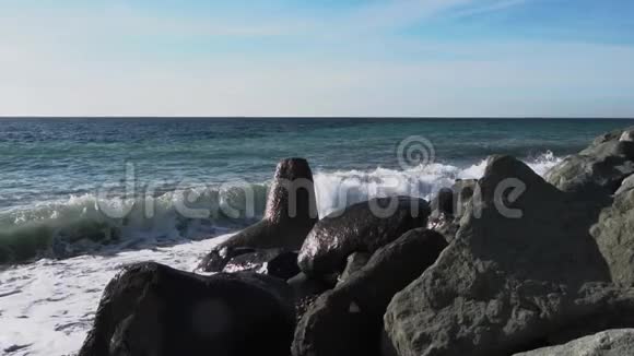 波在岩石海岸慢动作视频的预览图