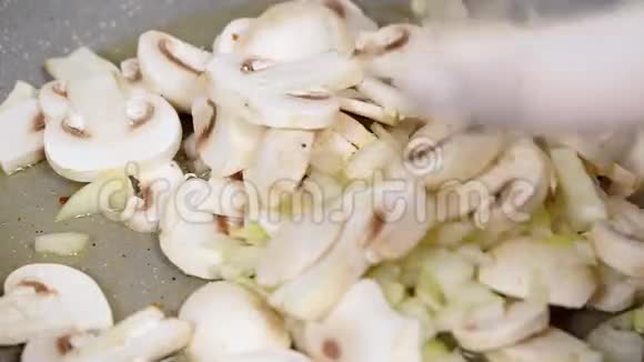 把蘑菇倒进锅里冠军视频的预览图