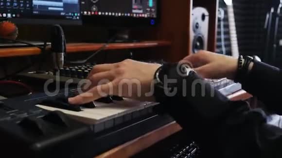 音乐家在家庭音乐工作室演奏钢琴MIDI键盘录音师在录音室创作流行摇滚歌曲关闭h视频的预览图
