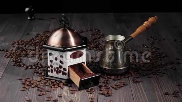 咖啡豆的成分木桌背景装饰着香喷喷的咖啡豆手把咖啡机拿出来视频的预览图