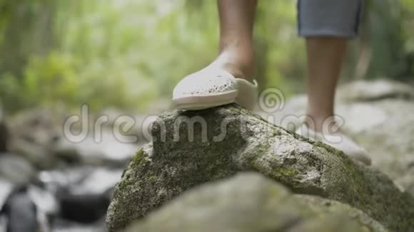 靠近女人的双腿走过岩石视频的预览图