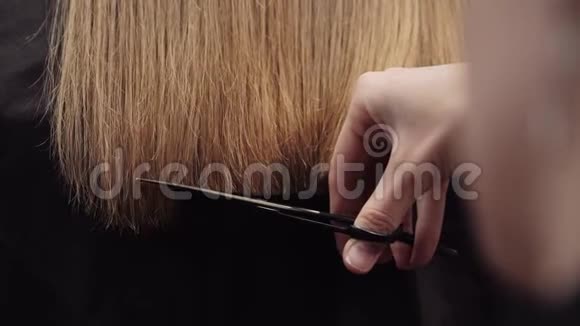美发店女孩理发合上4K慢动作把头发的长度视频的预览图