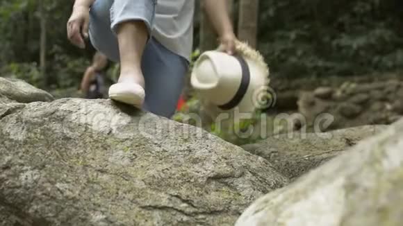 靠近女人的双腿走过岩石视频的预览图