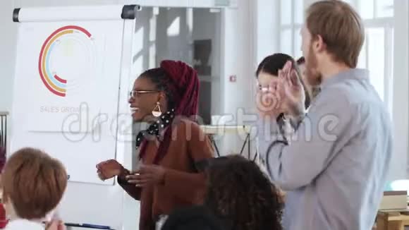 健康的多民族职场讨论年轻的非洲女老板与多样化的办公室同事集思广益视频的预览图