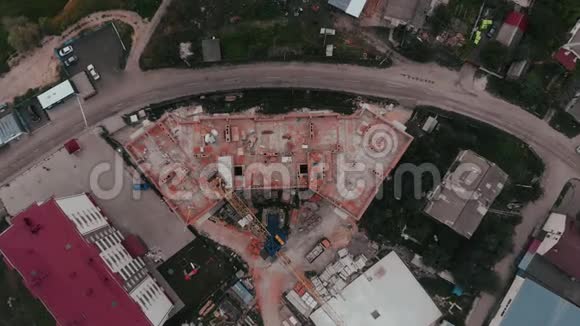 建造一座红色的多层砖房旁边有一台起重起重机视频的预览图