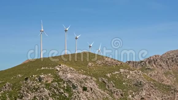 晴天山地风力发电机组对角线特写镜头视频的预览图