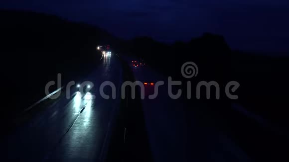 夜间在高速公路上行驶的汽车视频的预览图