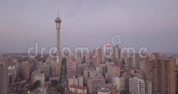 南非约翰内斯堡带办公室和住宅楼的市区鸟瞰图视频的预览图