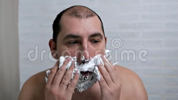 马乔在脸上涂上剃须泡沫慢动作视频的预览图