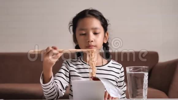 亚洲小女孩用筷子吃着美味的方便面幸福地选择焦点浅野视频的预览图