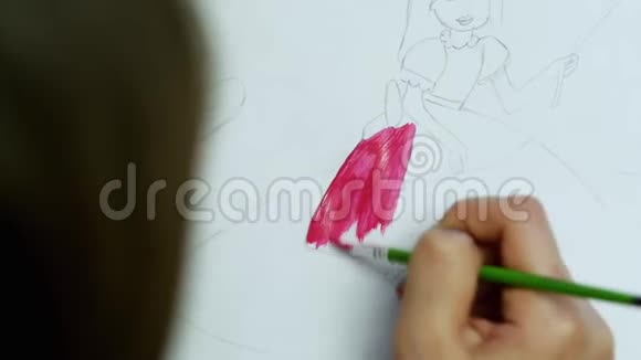 女动画师艺术家用颜料和画笔画一个卡通英雄女人手在纸上画画视频的预览图