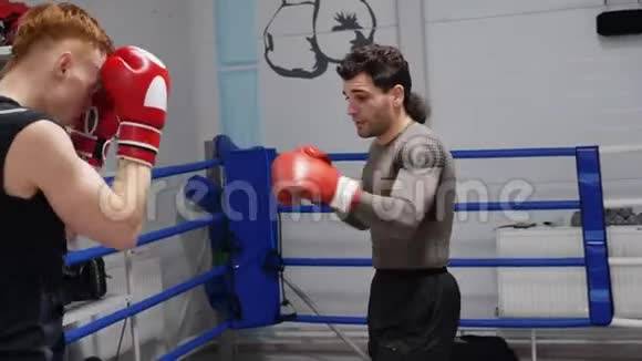 两名拳击手在拳击俱乐部一起训练拳击拳击手训练拳击手套和拳击手视频的预览图