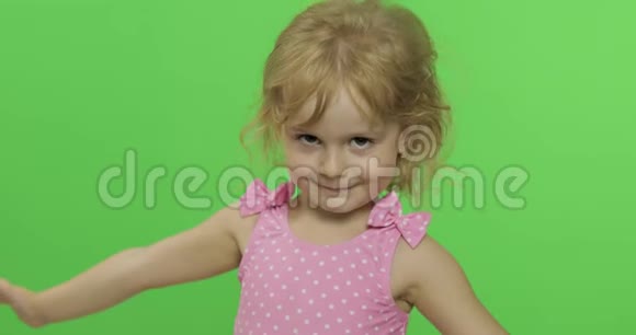 漂亮的女孩在感情上穿着粉红色的泳衣做飞吻色度键视频的预览图