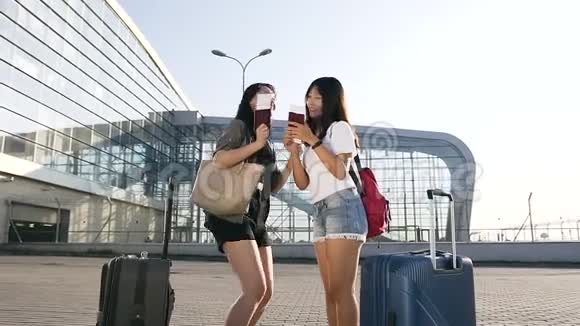 25岁的亚洲女孩在机场大楼附近愉快地旅行视频的预览图
