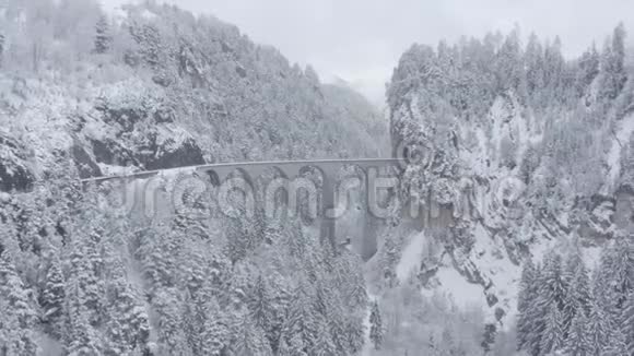 兰德瓦瑟高架桥的空中景观冬季没有火车瑞士的地标下雪无人机视频的预览图