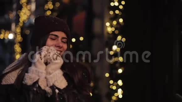 年轻微笑的白种人女孩戴着冬帽看上去很满意在圣诞节快乐地散步视频的预览图