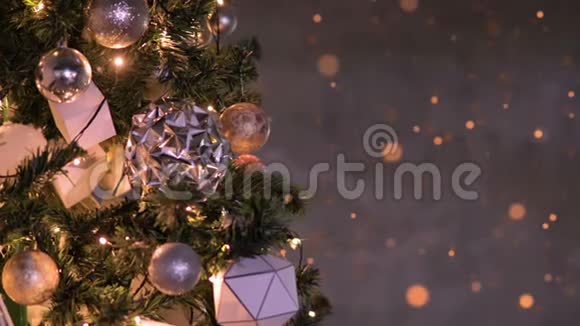 2020年新年圣诞树上五颜六色的鲍鱼和橙色的光粒子闪烁和移动结婚圣诞短信视频的预览图