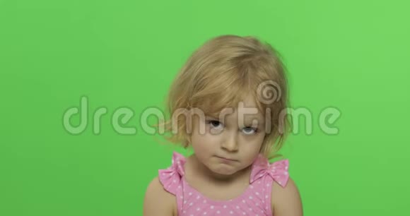 女孩有感情地做脸用粉红色泳衣的手挥手色度键视频的预览图
