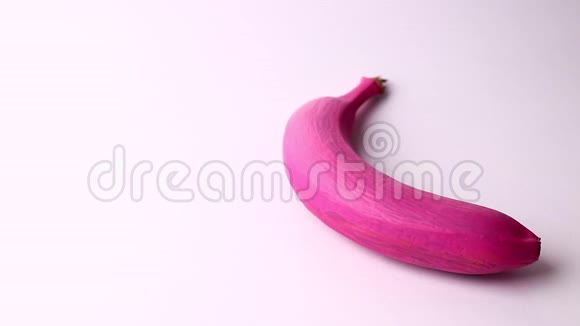 粉红色香蕉和粉红色苹果分离在白色背景上演播室拍摄全高清视频的预览图