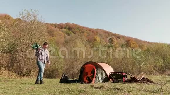 一对夫妇在露营地享受他们在一起的时光视频的预览图