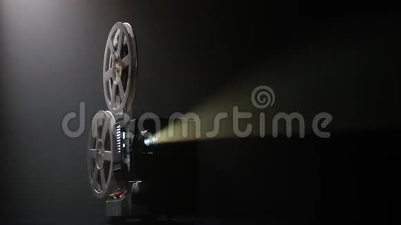 被灯光照亮的投影仪播放电影黑暗工作室视频的预览图