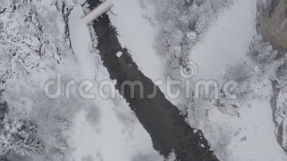 兰德瓦瑟高架桥的空中景观冬季没有火车瑞士的地标下雪无人机视频的预览图