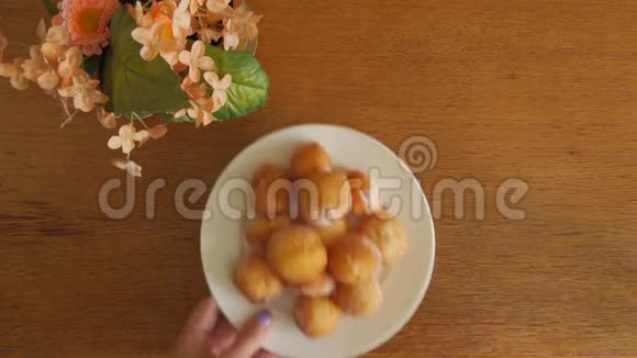 奶酪甜甜圈和茶视频的预览图