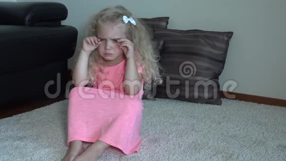 可爱易怒的女孩把她的背关了可爱的悲伤的卷发孩子视频的预览图