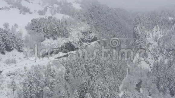 兰德瓦瑟高架桥的空中景观冬季没有火车瑞士的地标下雪无人机视频的预览图