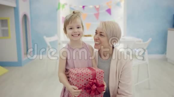 快乐的母亲和小杜特带着礼物在镜头前微笑着说话视频的预览图