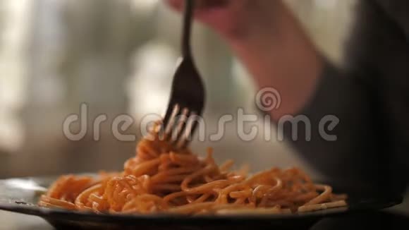 女人用叉子吃意大利面关门视频的预览图