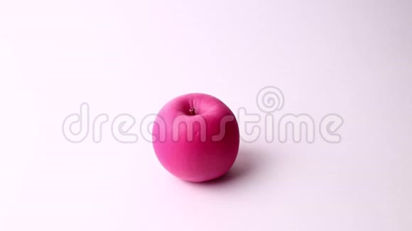 白色背景上分离出有趣的粉红色苹果全高清镜头视频的预览图